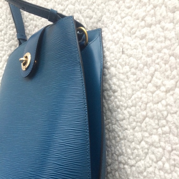 Louis Vuitton Vintage Toledo Blue Epi Leather Cluny Shoulder Bag - Picture 5 of 16